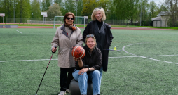 Sporta skolotājas trīs paaudzēs – vecmāmiņa Rita Rosa, viņas mazmeita Gerda Zvirgzdiņa un vedekla Sandra Zvirgzdiņa.