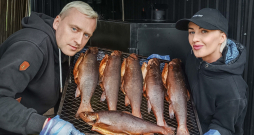 Kovida pandēmijas laikā sāktais rūpals tagad kļuvis par Mareka un Rantas hobijbiznesu. Kūpina viņi reizi mēnesī un produkciju
klientiem pieved līdz namdurvīm.