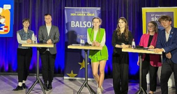 Programmas "Eiropas Parlamenta Vēstnieku skola" absolventi 21. maijā prezentēja savus ieteikumus par to, kā politiķiem būtu jārunā ar jauniešiem. Programmas "Eiropas Parlamenta Vēstnieku skola" absolventi 21. maijā prezentēja savus ieteikumus par to, kā politiķiem būtu jārunā ar jauniešiem.
