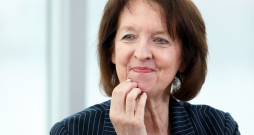 Ministre Inga Bērziņa teica, ka Rēzeknes domes attieksme bijusi tiesiski nihilistiska attiecībās ar ministrijām. Ministre Inga Bērziņa teica, ka Rēzeknes domes attieksme bijusi tiesiski nihilistiska attiecībās ar ministrijām.
