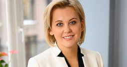 Liene Dubava,"Nasdaq Riga" vadītāja: "Tas, ka uzņēmums aiziet no biržas, ir normāls process. Uzņēmumi nāk uz biržu, lai piesaistītu kapitālu, augtu un attīstītos, bet, kad mainās stratēģiskie mērķi vai notiek akcionāru izmaiņas, vienmēr ir iespēja no biržas aiziet." Liene Dubava,"Nasdaq Riga" vadītāja: "Tas, ka uzņēmums aiziet no biržas, ir normāls process. Uzņēmumi nāk uz biržu, lai piesaistītu kapitālu, augtu un attīstītos, bet, kad mainās stratēģiskie mērķi vai notiek akcionāru izmaiņas, vienmēr ir iespēja no biržas aiziet."