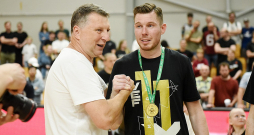 Latvijas Basketbola savienības prezidents Raimonds Vējonis (no kreisās) sveic "VEF Rīgu" ar 11. un tās kapteini Dairi Bertānu – piekto Latvijas čempiona titulu.