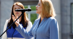 Ministru prezidente Evika Siliņa (no labās) un Latvijas Izglītības un zinātnes darbinieku arodbiedrības (LIZDA) priekšsēdētāja Inga Vanaga piedalās LIZDA rīkotajā izglītības nozares darbinieku pieketā pie Ministru kabineta. Ministru prezidente Evika Siliņa (no labās) un Latvijas Izglītības un zinātnes darbinieku arodbiedrības (LIZDA) priekšsēdētāja Inga Vanaga piedalās LIZDA rīkotajā izglītības nozares darbinieku pieketā pie Ministru kabineta.