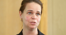 Talsu novada Sociālā dienesta vadītāja Ilze Kārklevalka: "Cilvēkiem, kuri saņem garantētā minimālā ienākuma pabalstu, var noteikt darba prasmju atjaunošanu 15 stundas nedēļā. Mazkvalificētais darbs ir ļoti būtisks jebkurā pagasta pārvaldē. Ne viens vien no viņiem dabū darba nespējas lapu un nestrādā. Tas ir ļoti grūti aizvirzīt šos cilvēkus līdz strādāšanai to cilvēku. Par viņu attaisnojumiem nestrādāt varētu grāmatu uzrakstīt." Talsu novada Sociālā dienesta vadītāja Ilze Kārklevalka: "Cilvēkiem, kuri saņem garantētā minimālā ienākuma pabalstu, var noteikt darba prasmju atjaunošanu 15 stundas nedēļā. Mazkvalificētais darbs ir ļoti būtisks jebkurā pagasta pārvaldē. Ne viens vien no viņiem dabū darba nespējas lapu un nestrādā. Tas ir ļoti grūti aizvirzīt šos cilvēkus līdz strādāšanai to cilvēku. Par viņu attaisnojumiem nestrādāt varētu grāmatu uzrakstīt."