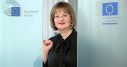 Inga Reine: "Mūsu valsts iedzīvotājiem un institūcijām 20 gadus pēc iestāšanās Eiropas Savienībā vēl joprojām ir diezgan vāja izpratne par to, kādas priekšrocības sniedz Eiropas kopīgais tirgus un kādi Eiropas tiesiskās aizsardzības mehānismi ir pieejami." Inga Reine: "Mūsu valsts iedzīvotājiem un institūcijām 20 gadus pēc iestāšanās Eiropas Savienībā vēl joprojām ir diezgan vāja izpratne par to, kādas priekšrocības sniedz Eiropas kopīgais tirgus un kādi Eiropas tiesiskās aizsardzības mehānismi ir pieejami."