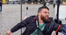 Uzbrucējs bija kāds 25 gadus vecs Afganistānas pilsonis, kas Vācijā uzturējies aptuveni desmit gadus, taču līdz šim nebija nonācis policijas redzes lokā. Uzbrucējs bija kāds 25 gadus vecs Afganistānas pilsonis, kas Vācijā uzturējies aptuveni desmit gadus, taču līdz šim nebija nonācis policijas redzes lokā.
