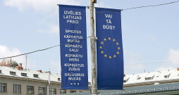 Pirms 20 gadiem – 2004. gada 12. jūnijā – Latvijas iedzīvotāji pirmo reizi piedalījās Eiropas Parlamenta vēlēšanās, jo 2004. gada 1. maijā Latvija kļuva par pilntiesīgu Eiropas Savienības dalībvalsti. Dalība ES un iespēja deleģēt savus politiķus Eiropas lēmējorganizācijās lika uzdot arī šos Latvijas iedzīvotājiem aktuālos jautājumus, kas redzami šajā 2004. gada vasarā tapušajā fotogrāfijā pie Vidzemes tirgus Rīgā. Šogad Latvijas iedzīvotāji EP vēl jau piekto reizi. Kādi jautājumi kandidātiem uz Eiroparlamentu un viņu vēlētājiem ir aktuāli tagad, 2024. gadā?