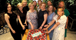 Cerībā uz daudzu visu gadu gājumu lasītāju arī turpmāku interesi un atsaucību. No kreisās: Baiba Trušēle („Globuss A” mārketinga vadītāja), Inga Ābelīte, Arta Ciša, Evija Veide, Maija Hvorostjanaja, Linda Kusiņa-Šulce, Kristīne Kirkila, Baiba Lūsīte, Līva Kukle, Jūlija Dibovska, Dārta Sīka.