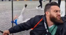 Vācijas pilsētā Manheimā vīrietis ar nazi sarīkoja
uzbrukumu pret islāmu kritiski noskaņotā pasākumā. Viņš sadūra
arī policistu, kurš vēlāk slimnīcā nomira. 25 gadus vecais uzbrucējs ir ieceļotājs no Afganistānas. Vācijas pilsētā Manheimā vīrietis ar nazi sarīkoja
uzbrukumu pret islāmu kritiski noskaņotā pasākumā. Viņš sadūra
arī policistu, kurš vēlāk slimnīcā nomira. 25 gadus vecais uzbrucējs ir ieceļotājs no Afganistānas.