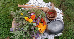Uguns ziedojumi pirtīžu rituālā.