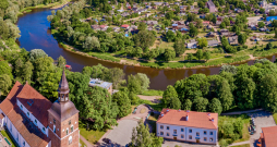 Skats uz Valmieru no putna lidojuma. Cauri pilsētai tek Gauja, bet centrā redzama Svētā Sīmaņa baznīca, ap kuru 13. gadsimta beigās sākusi veidoties pilsēta.