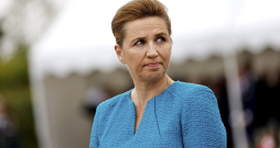 Dānijas premjerministre Mete Frederiksena Kopenhāgenas centrā piektdien piedzīvoja uzbrukumu un esot viegli ievainota. Policija uzskata, ka uzbrukums neesot bijis politiski motivēts. Dānijas premjerministre Mete Frederiksena Kopenhāgenas centrā piektdien piedzīvoja uzbrukumu un esot viegli ievainota. Policija uzskata, ka uzbrukums neesot bijis politiski motivēts.
