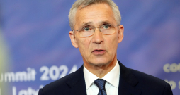 NATO ģenerālsekretārs Jenss Stoltenbergs piedalās NATO Austrumu flanga valstu samita preses konferencē Rīgas pilī.