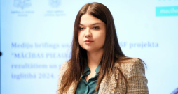 Izglītības un zinātnes ministrijas (IZM) parlamentārā sekretāre Silvija Reinberga. Izglītības un zinātnes ministrijas (IZM) parlamentārā sekretāre Silvija Reinberga.