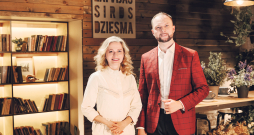 Latvijas sirdsdziesmas koncertu vadīs Velga Vītola un Normunds Zušs. Latvijas sirdsdziesmas koncertu vadīs Velga Vītola un Normunds Zušs.