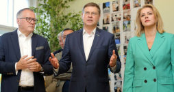 Tradicionāli pēc vēlēšanu iecirkņu slēgšanas partijas pulcējās pasākumos, kuros tiek sagaidīti un apspriesti vēlētāju aptauju dati un pirmie saskaitītie rezultāti, ko parasti pavada arī atšķirīgas emocionālas reakcijas un komentāri. Šādi pasākumi notika arī šoreiz, taču formāts bija diezgan neskaidrs. Piemēram, "Jaunās Vienotības" saraksta pirmais numurs Valdis Dombrovskis (centrā) kopā ar partijas priekšsēdētāju Arvilu Ašeradenu un premjerministri Eviku Siliņu teica pēcvēlēšanu uzrunu, vēl nezinot, ka partija ieguvusi pirmo vietu, bet pats Dombrovskis saņēmis visvairāk plusiņu no visiem kandidātiem, kas viņam paver ceļu uz atkārtotu virzīšanu Eiropas komisāra amatam. Tradicionāli pēc vēlēšanu iecirkņu slēgšanas partijas pulcējās pasākumos, kuros tiek sagaidīti un apspriesti vēlētāju aptauju dati un pirmie saskaitītie rezultāti, ko parasti pavada arī atšķirīgas emocionālas reakcijas un komentāri. Šādi pasākumi notika arī šoreiz, taču formāts bija diezgan neskaidrs. Piemēram, "Jaunās Vienotības" saraksta pirmais numurs Valdis Dombrovskis (centrā) kopā ar partijas priekšsēdētāju Arvilu Ašeradenu un premjerministri Eviku Siliņu teica pēcvēlēšanu uzrunu, vēl nezinot, ka partija ieguvusi pirmo vietu, bet pats Dombrovskis saņēmis visvairāk plusiņu no visiem kandidātiem, kas viņam paver ceļu uz atkārtotu virzīšanu Eiropas komisāra amatam.