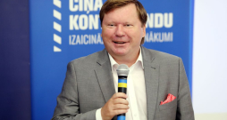 Rīgas Ekonomikas augstskolas Ilgtspējas biznesa centra direktors Arnis Sauka. Rīgas Ekonomikas augstskolas Ilgtspējas biznesa centra direktors Arnis Sauka.