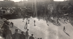 Policija izklīdina demonstrantus Rīgā Stacijas laukumā. 1940. g. 17. jūnijs.