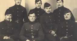 Okupācijas vara lika no Latvijas armijas karavīru formas tērpiem noņemt nacionālās zīmotnes un uzšūt sarkanarmiešu atribūtiku. 24. teritoriālā strēlnieku korpusa karavīri jau ar padomju zīmotnēm. Okupācijas vara lika no Latvijas armijas karavīru formas tērpiem noņemt nacionālās zīmotnes un uzšūt sarkanarmiešu atribūtiku. 24. teritoriālā strēlnieku korpusa karavīri jau ar padomju zīmotnēm.