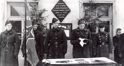 24. teritoriālā strēlnieku korpusa karavīri dod sarkanarmiešu zvērestu. Tukums, 1941. gada 23. februāris 24. teritoriālā strēlnieku korpusa karavīri dod sarkanarmiešu zvērestu. Tukums, 1941. gada 23. februāris
