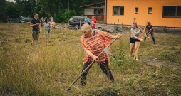 Aiviekstes pagasta "Kalna Īvānos" atkal skanējušas rokas izkaptis, jo biedrība "Pļaviņu pļāvēji" aicinājusi uz tradicionālo Pļaviņu kausa izcīņu pļaušanā. Aiviekstes pagasta "Kalna Īvānos" atkal skanējušas rokas izkaptis, jo biedrība "Pļaviņu pļāvēji" aicinājusi uz tradicionālo Pļaviņu kausa izcīņu pļaušanā.