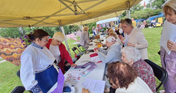 Smiltenes novada adīšanas festivāla dalībnieces atzinušas, ka adīšana publiskā pasākumā bijusi jauna un aizraujoša pieredze. Smiltenes novada adīšanas festivāla dalībnieces atzinušas, ka adīšana publiskā pasākumā bijusi jauna un aizraujoša pieredze.
