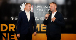 Partiju apvienības "Apvienotais saraksts" līderis Eiropas Parlamenta vēlēšanās Reinis Pozņaks (no labās) un Saeimas deputāts Edvards Smiltēns pēcvēlēšanu pasākumā. Partiju apvienības "Apvienotais saraksts" līderis Eiropas Parlamenta vēlēšanās Reinis Pozņaks (no labās) un Saeimas deputāts Edvards Smiltēns pēcvēlēšanu pasākumā.