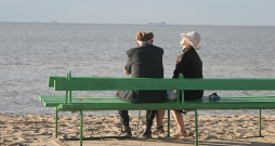 Eiropas Komisija brīdina, ka tiem Latvijas pensionāriem, kas pensijā dosies ap 2070. gadu pirmā līmeņa pensija varētu būt gandrīz divas reizes mazāka. Ja šobrīd vidējā pirmā līmeņa pensija ir 25,5% no vidējās algas, tad 2070. gadā tā būs tikai 13,5% no vidējās algas.