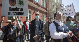 Administratīvi teritoriālās reformas pieņemšanu pirms četriem gadiem pavadīja daudzi protesti, taču iedzīvotāju iebildumi maz tika ņemti vērā. Attēlā: pikets 2020. gada 26. maijā pie Saeimas. Administratīvi teritoriālās reformas pieņemšanu pirms četriem gadiem pavadīja daudzi protesti, taču iedzīvotāju iebildumi maz tika ņemti vērā. Attēlā: pikets 2020. gada 26. maijā pie Saeimas.