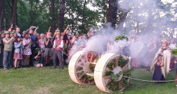 Rituāla ugunsriteņa velšana Dzegužkalnā... Ļaudis var līgot droši, jo par kārtību rūpējas profesionāli ugunsdzēsēji. Rituāla ugunsriteņa velšana Dzegužkalnā... Ļaudis var līgot droši, jo par kārtību rūpējas profesionāli ugunsdzēsēji.