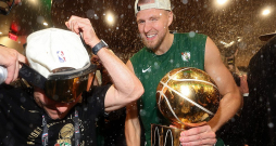 Kristaps Porziņģis ar NBA čempionu kausu rokās izbauda šampanieša šaltis Bostonas "Celtics" komandas ģērbtuvē. Kristaps Porziņģis ar NBA čempionu kausu rokās izbauda šampanieša šaltis Bostonas "Celtics" komandas ģērbtuvē.