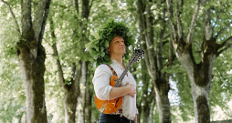 ￼"Tautasdziesmās iekodēta milzīga vērtība, kas mūs tur pie latvietības – zeme, dziesmas un melodijas," sarunā ar "Kultūrzīmēm" teic grupas "Dzelzs vilks" līderis un jaunfolka apvienības "Jauno Jāņu orķestris" dibinātājs JURIS KAUKULIS, uzsverot jaunajam albumam rakstīto tautasdziesmu dziļumu un spēku.