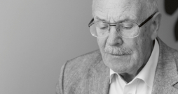 Kaut ko teikt uz atvadām ir jēga, ja esi cilvēku pazinis. Ar Albertu Belu esmu tikusies tikai vienu reizi, toties neparastā sarīkojumā – uzaicināju viņu uz pusdienām Mārtiņa Rītiņa restorānā "Vincents", kur bija pagatavots 'Corvus
cornix' mielasts.