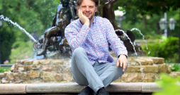 Mārtiņš Ozoliņš: “Ja tevi kā stādu no siltumnīcās uzreiz izliek reālajā dzīvē, ir grūti pastāvēt.” Mārtiņš Ozoliņš: “Ja tevi kā stādu no siltumnīcās uzreiz izliek reālajā dzīvē, ir grūti pastāvēt.”