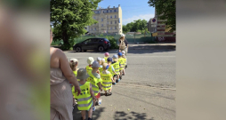 Pa dienu bērni iet staigāties un viņiem ir jāpāriet šī iela.