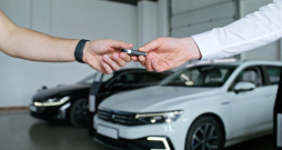 Nomājot automašīnu ārzemēs, lai nenāktos risināt strīdu, kad auto jau nodots, jātur acis vaļā vēl pirms tas saņemts. Nomājot automašīnu ārzemēs, lai nenāktos risināt strīdu, kad auto jau nodots, jātur acis vaļā vēl pirms tas saņemts.