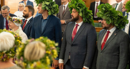 Saeimas namā vakar ielīgoja Jāņus – dziedātājas sveica parlamentāriešus ar dziesmām un ar ozollapu vainagiem tika kronēti deputāti, kam vārdā Jānis. Saeimas namā vakar ielīgoja Jāņus – dziedātājas sveica parlamentāriešus ar dziesmām un ar ozollapu vainagiem tika kronēti deputāti, kam vārdā Jānis.