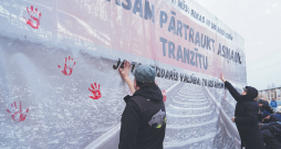 Šā gada 14. martā Rīgā notika zibakcija, kurā vairāki pilsoniski aktīvi cilvēki pieprasīja pārtraukt mangāna rūdas tranzītu uz Krieviju .