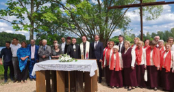 Ar svētbrīdi Likteņdārzā atklāta brīvdabas kapela, kas atvērta visu diennakti. Ar svētbrīdi Likteņdārzā atklāta brīvdabas kapela, kas atvērta visu diennakti.