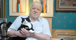 Dzejnieks Jānis Peters savā Rīgas dzīvokli 2020. gadā.