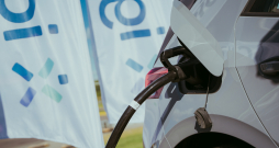 Elektroauto uzlāde. Elektroauto uzlāde.