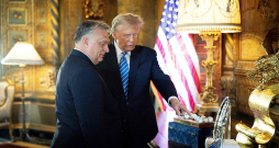 Viktors Orbāns ciemos pie Donalda Trampa šī gada martā Floridā. Viktors Orbāns ciemos pie Donalda Trampa šī gada martā Floridā.