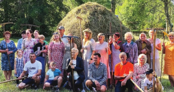 Sācies siena laiks, kas Latvijā apvīts ar dažādām senču tradīcijām. Lai atsvaidzinātu senās prasmes, Vidagā sarīkota īsta siena talka – paaudžu sadarbības pasākums, kurā ikviens varējis iemēģināt roku siena grābšanā un zārda likšanā. Sācies siena laiks, kas Latvijā apvīts ar dažādām senču tradīcijām. Lai atsvaidzinātu senās prasmes, Vidagā sarīkota īsta siena talka – paaudžu sadarbības pasākums, kurā ikviens varējis iemēģināt roku siena grābšanā un zārda likšanā.