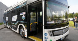 Ja valdības virzītie transporta zaļināšanas plāni sekmēsies, tad šādu ar ūdeņradi un elektrību darbināmu autobusu pilsētu ielās kļus arvien vairāk. Ja valdības virzītie transporta zaļināšanas plāni sekmēsies, tad šādu ar ūdeņradi un elektrību darbināmu autobusu pilsētu ielās kļus arvien vairāk.