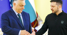 Ungārijas premjers Viktors Orbāns paziņojis, ka negaidītās sarunas ar Ukrainas prezidentu Volodimiru Zelenski saistās ar Ungārijas prezidentūru ES un vēlmi sniegt ieguldījumu ES drošības problēmu risināšanā. Novērotāji gan šaubās. Ungārijas premjers Viktors Orbāns paziņojis, ka negaidītās sarunas ar Ukrainas prezidentu Volodimiru Zelenski saistās ar Ungārijas prezidentūru ES un vēlmi sniegt ieguldījumu ES drošības problēmu risināšanā. Novērotāji gan šaubās.