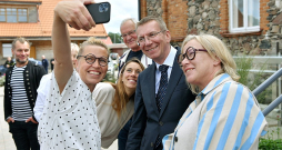 Cilvēki nebaidās nākt klāt Edgaram Rinkēvičam un lūgt kopā nofotografēties. Cilvēki nebaidās nākt klāt Edgaram Rinkēvičam un lūgt kopā nofotografēties.