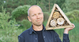 Raivis Bahšteins: "Zaļajam kursam jāpiešķir kārtīgs mugurkauls, lai to nevarētu locīt visādos virzienos atkarībā no katra vēja, kas nu no kuras puses pūš. Tiklīdz kāds piebrauc ar traktoru vai padedzina riepas pie eiroparlamenta, tā tiek pieņemta kāda atkāpe. Kursam ir jābūt skaidram un nepārprotamam, nevis visādi interpretējamam un grozāmam." Raivis Bahšteins: "Zaļajam kursam jāpiešķir kārtīgs mugurkauls, lai to nevarētu locīt visādos virzienos atkarībā no katra vēja, kas nu no kuras puses pūš. Tiklīdz kāds piebrauc ar traktoru vai padedzina riepas pie eiroparlamenta, tā tiek pieņemta kāda atkāpe. Kursam ir jābūt skaidram un nepārprotamam, nevis visādi interpretējamam un grozāmam."
