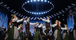 Vispasaules lietuviešu dziesmu svētkos atsevišķi izdalīta gan Folkloras diena, gan Teātra diena, gan Dejas diena. Tikai svētku kulminācijā un noslēgumā ir Dziesmas diena. Vispasaules lietuviešu dziesmu svētkos atsevišķi izdalīta gan Folkloras diena, gan Teātra diena, gan Dejas diena. Tikai svētku kulminācijā un noslēgumā ir Dziesmas diena.