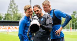 Pieredzējušie "RFS" futbolisti Žiga Lipuščeks (no labās), Pāvels Šteinbors un Petrs Marešs iemēģina profesionālo fotoaparatūru. Pieredzējušie "RFS" futbolisti Žiga Lipuščeks (no labās), Pāvels Šteinbors un Petrs Marešs iemēģina profesionālo fotoaparatūru.