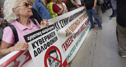 Nebūt ne visi grieķi ir priecīgi par premjera Kirjaka Mitsotaka valdības jaunievedumiem. Protesta akcijas pret dzīves dārdzību, zemajām algām un pensijām Atēnās ir visai regulāras. Nebūt ne visi grieķi ir priecīgi par premjera Kirjaka Mitsotaka valdības jaunievedumiem. Protesta akcijas pret dzīves dārdzību, zemajām algām un pensijām Atēnās ir visai regulāras.